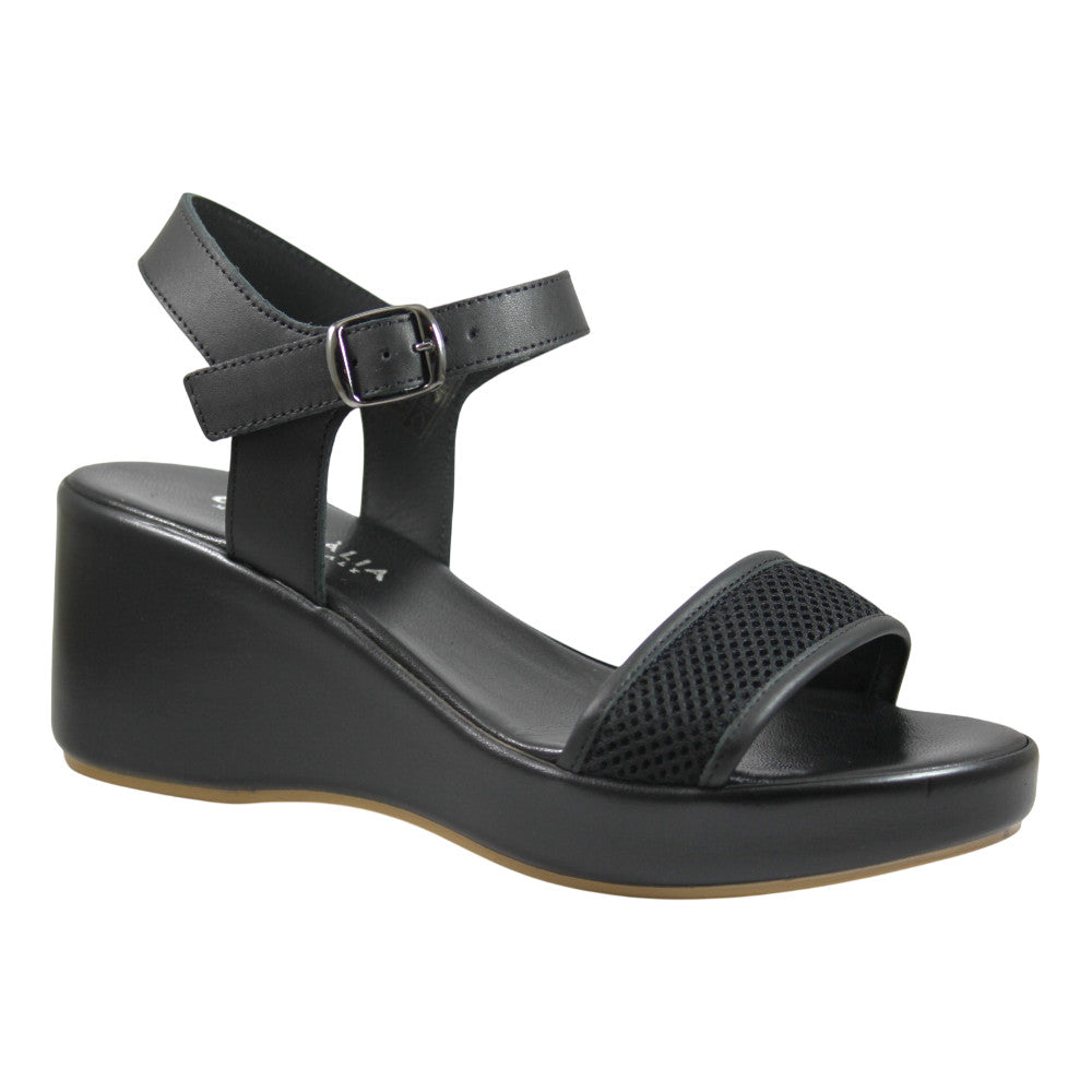 Sandali donna neri con zeppa e texture traforata, vista frontale – Made in Italy Cristhàlia