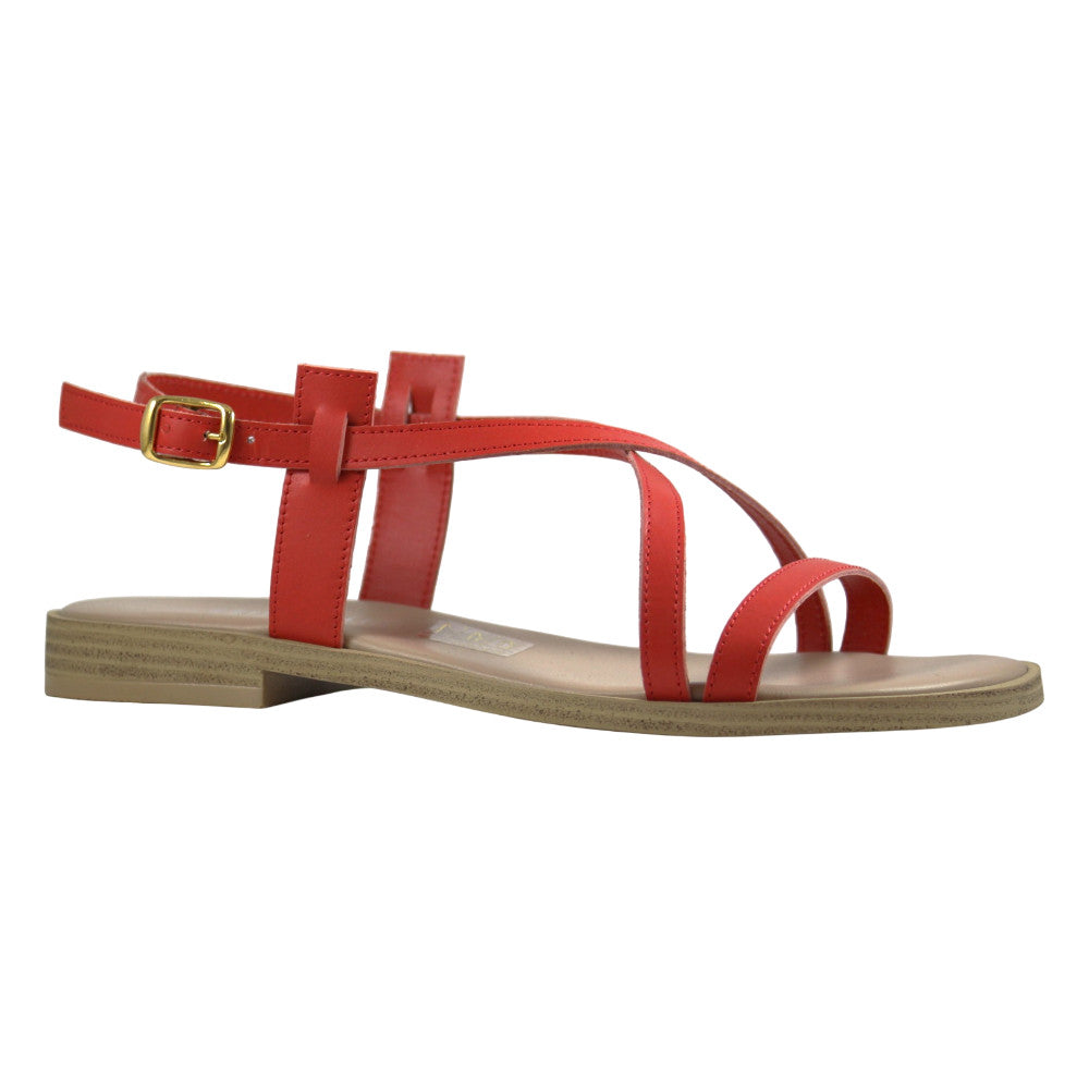 Sandalo artigianale flat rosso corallo con cinturino, vista laterale – Cristhàlia