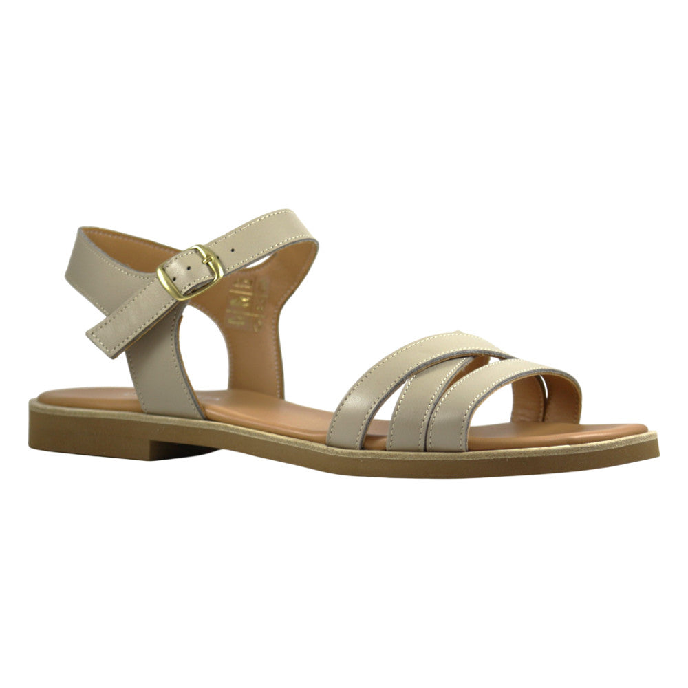 Sandalo flat beige con fasce incrociate in pelle – vista tre quarti – Cristhàlia