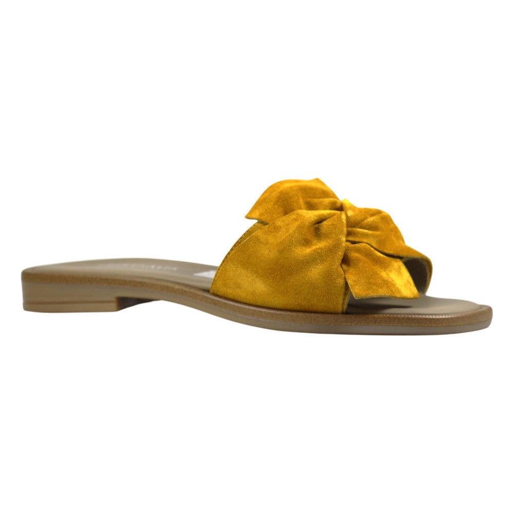 Ciabatta bassa donna in camoscio ocra con fiocco decorativo – Made in Italy – Cristhàlia Outlet