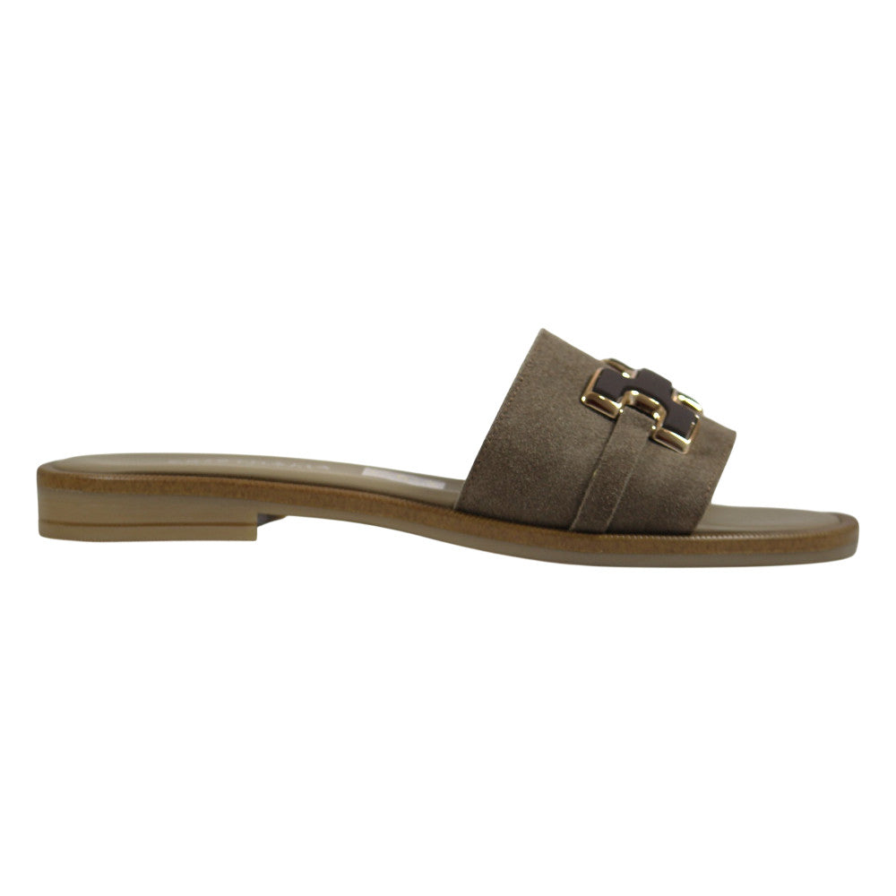 Ciabatta slide camoscio taupe fascia larga hardware catena dorata – vista laterale destra – Cristhàlia