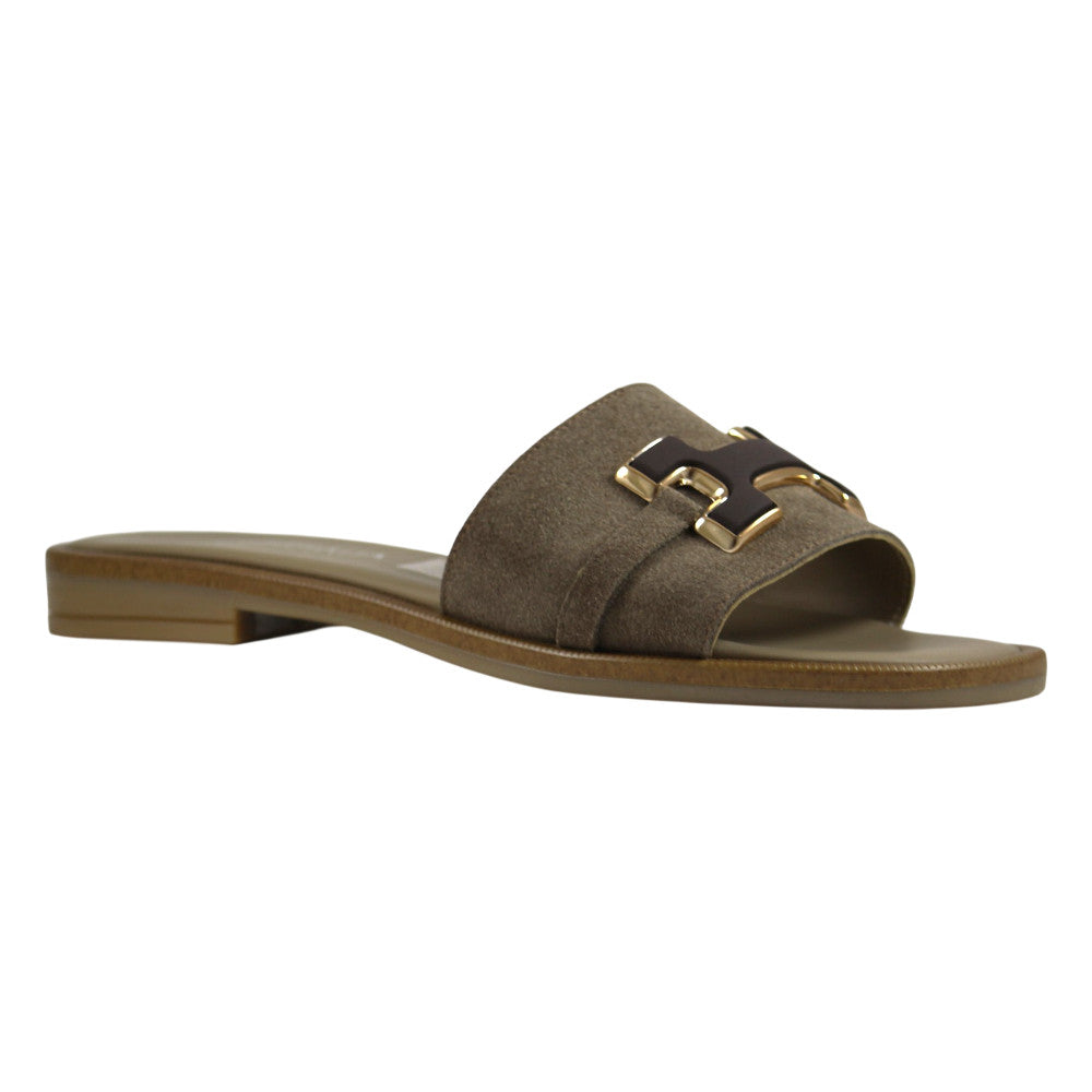 Ciabatta slide camoscio taupe fascia larga hardware catena dorata – vista laterale sinistra – Cristhàlia
