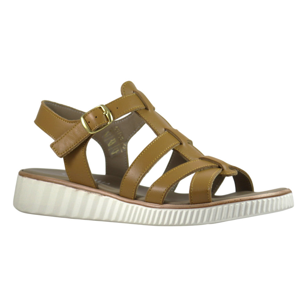 Sandalo gladiatore pescatore platform pelle cuoio naturale fibbia dorata suola bianca – vista tre quarti – Cristhàlia