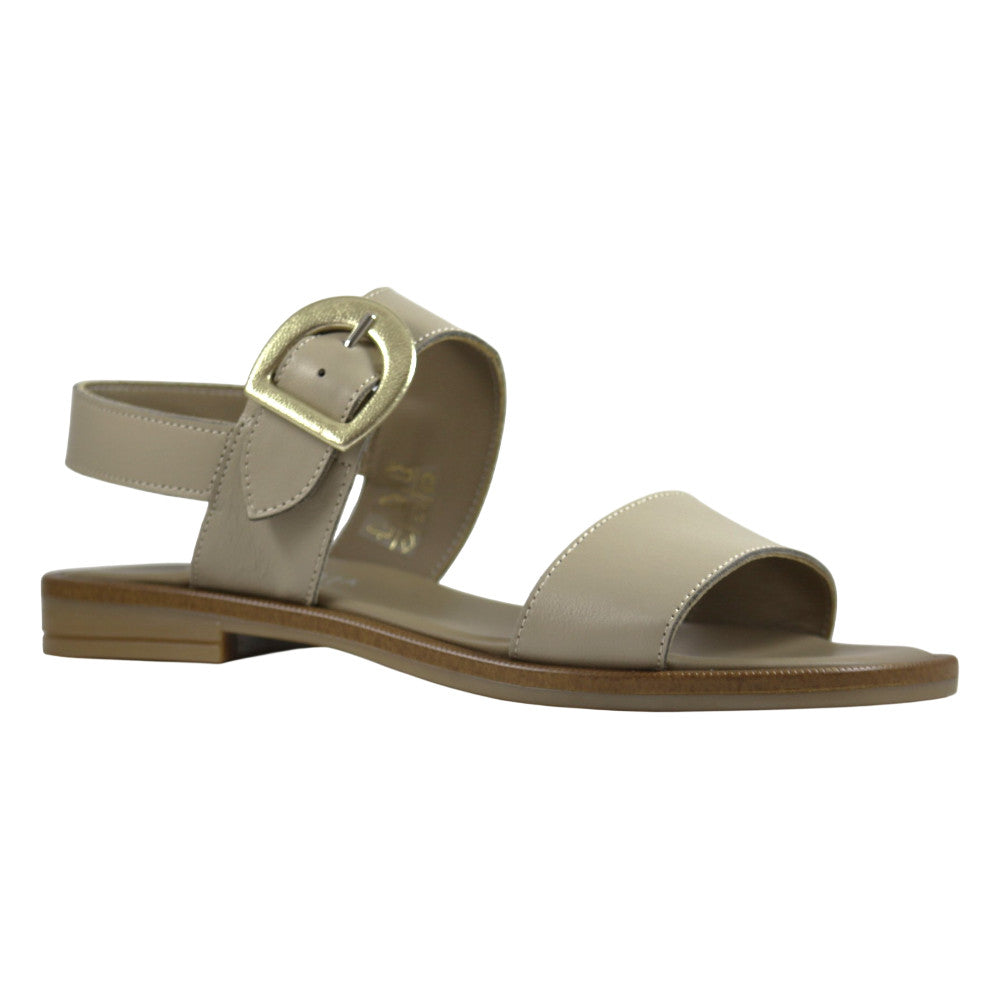 Sandalo piatto pelle beige doppia fascia fibbia dorata – vista laterale sinistra – Cristhàlia
