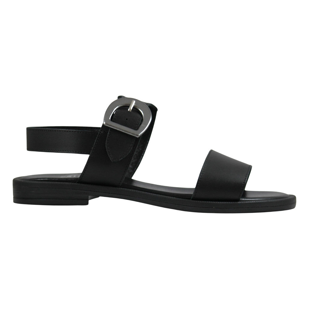 Sandalo piatto pelle nera doppia fascia fibbia oversize argento – vista laterale destra – Cristhàlia