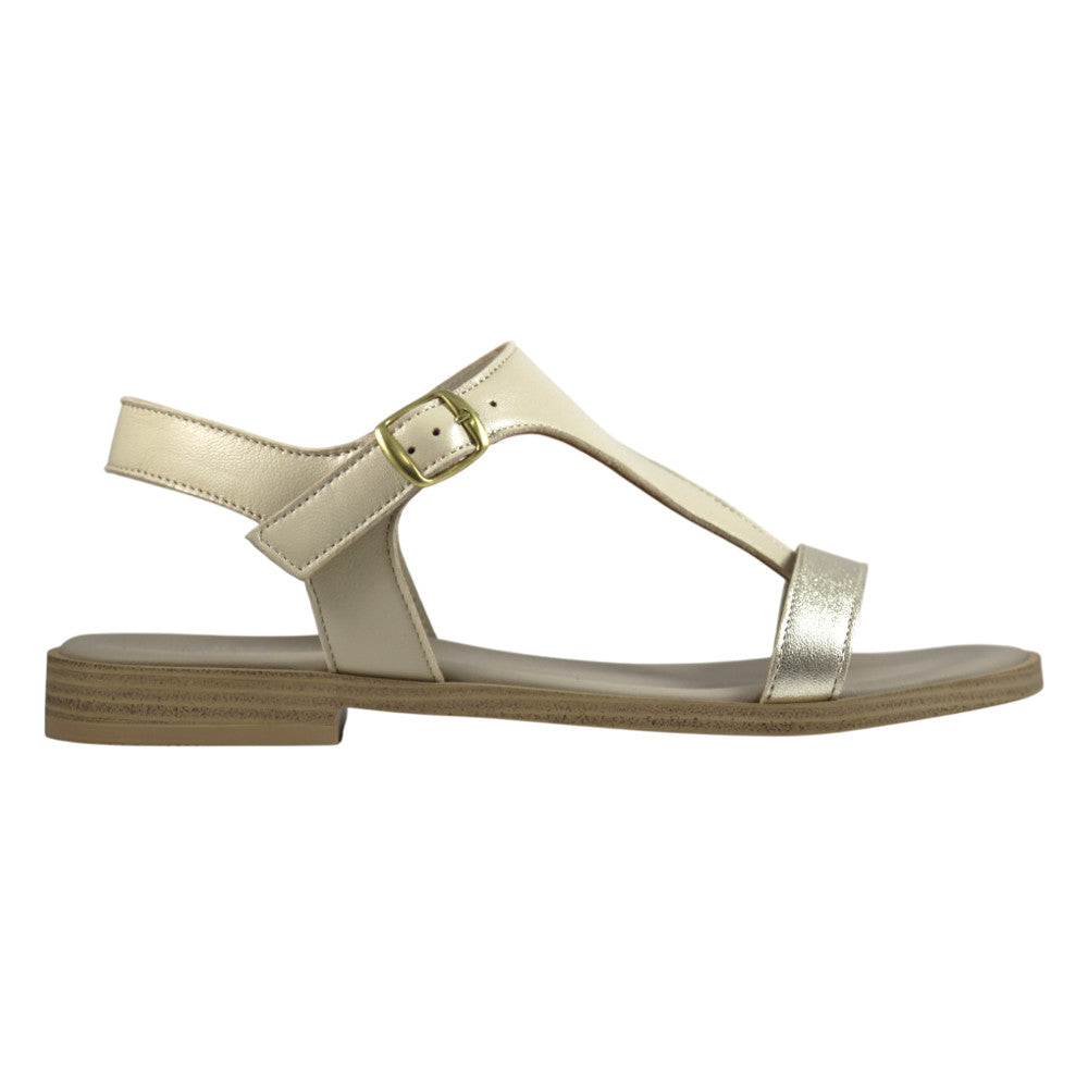 Sandalo artigianale donna in pelle laminata platino con cinturino a T – vista laterale – Cristhàlia Made in Italy