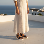 Sandalo donna in pelle blu navy con suola chunky e fibbia argentata indossato su terrazza mediterranea – Cristhàlia
