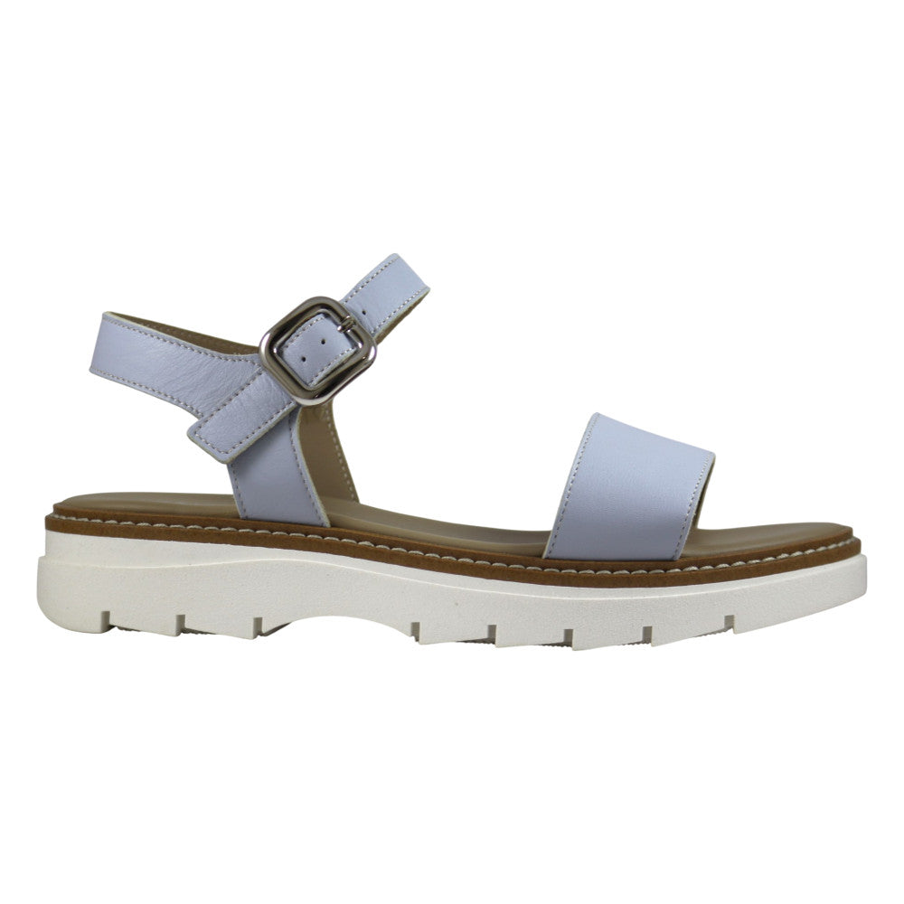 Sandalo donna in pelle azzurro con doppia fascia e fibbia argento, suola chunky bianca, vista laterale