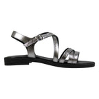 Sandalo flat cinturini incrociati pelle metallizzata argento vista laterale – Cristhàlia Made in Italy
