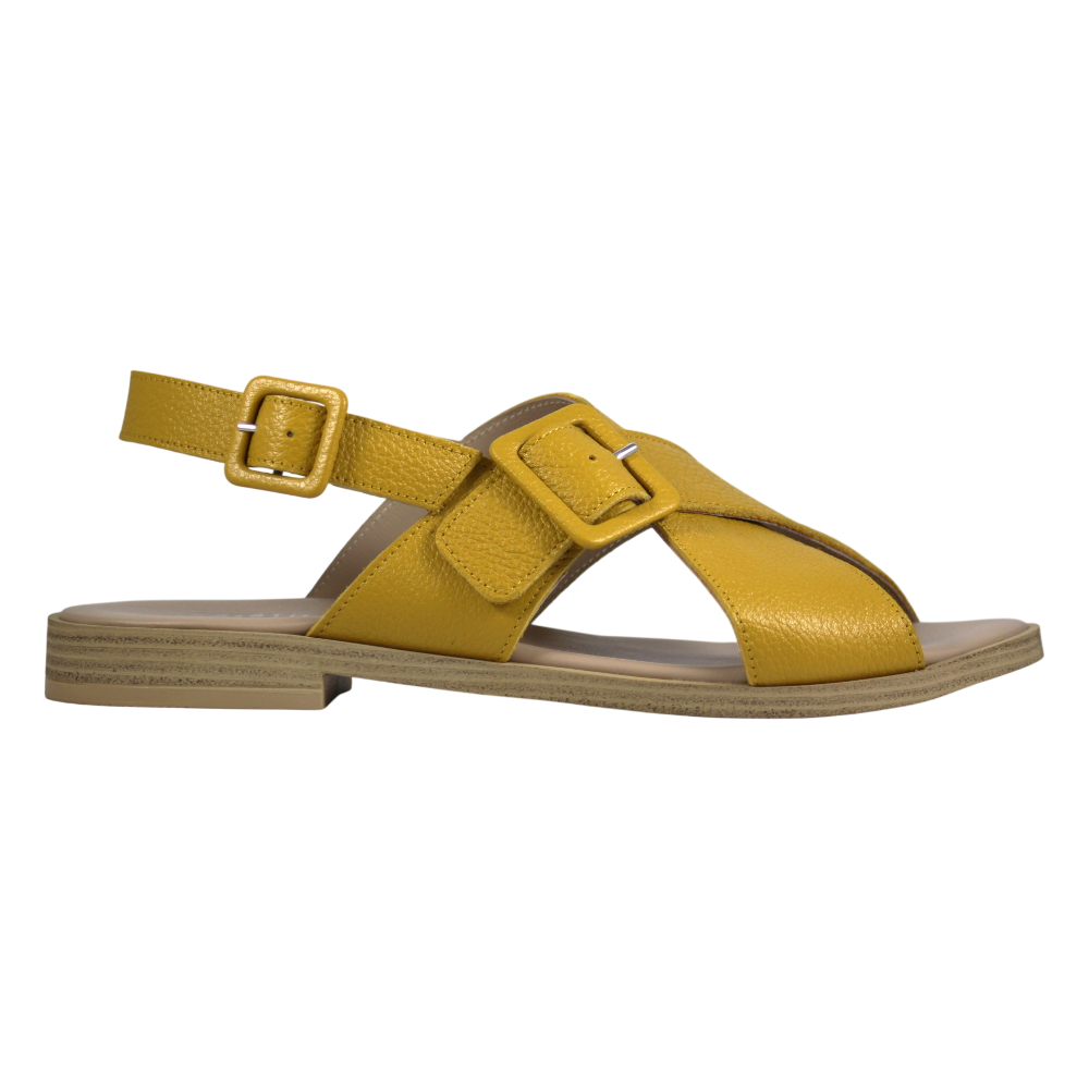 Sandalo flat donna fascette incrociate pelle giallo senape con due fibbie oversize e suola cuoio naturale – Made in Italy