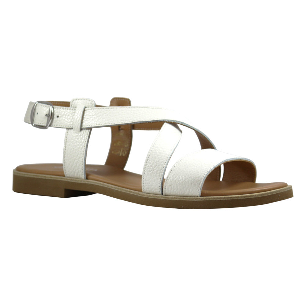 Sandalo flat bianco con fasce incrociate in pelle – vista tre quarti – Cristhàlia