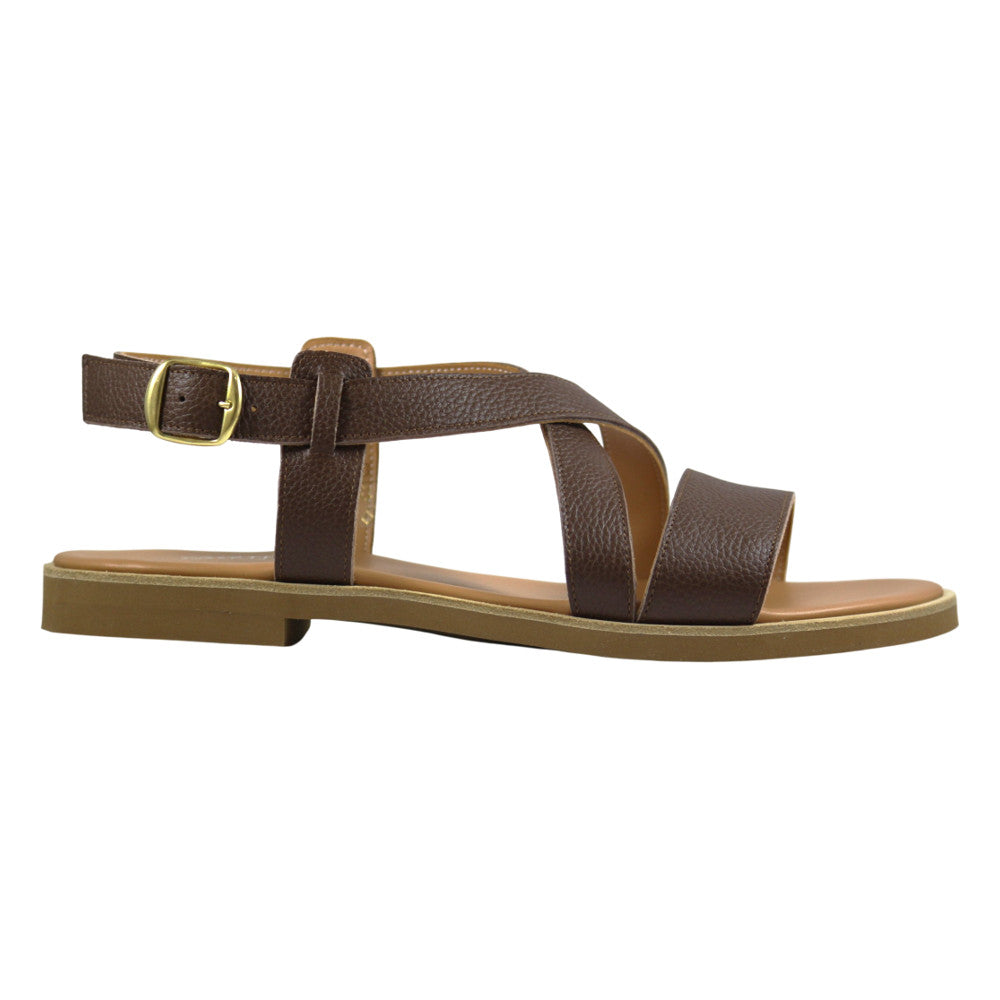 Sandalo flat marrone con fasce incrociate in pelle – vista laterale – Cristhàlia