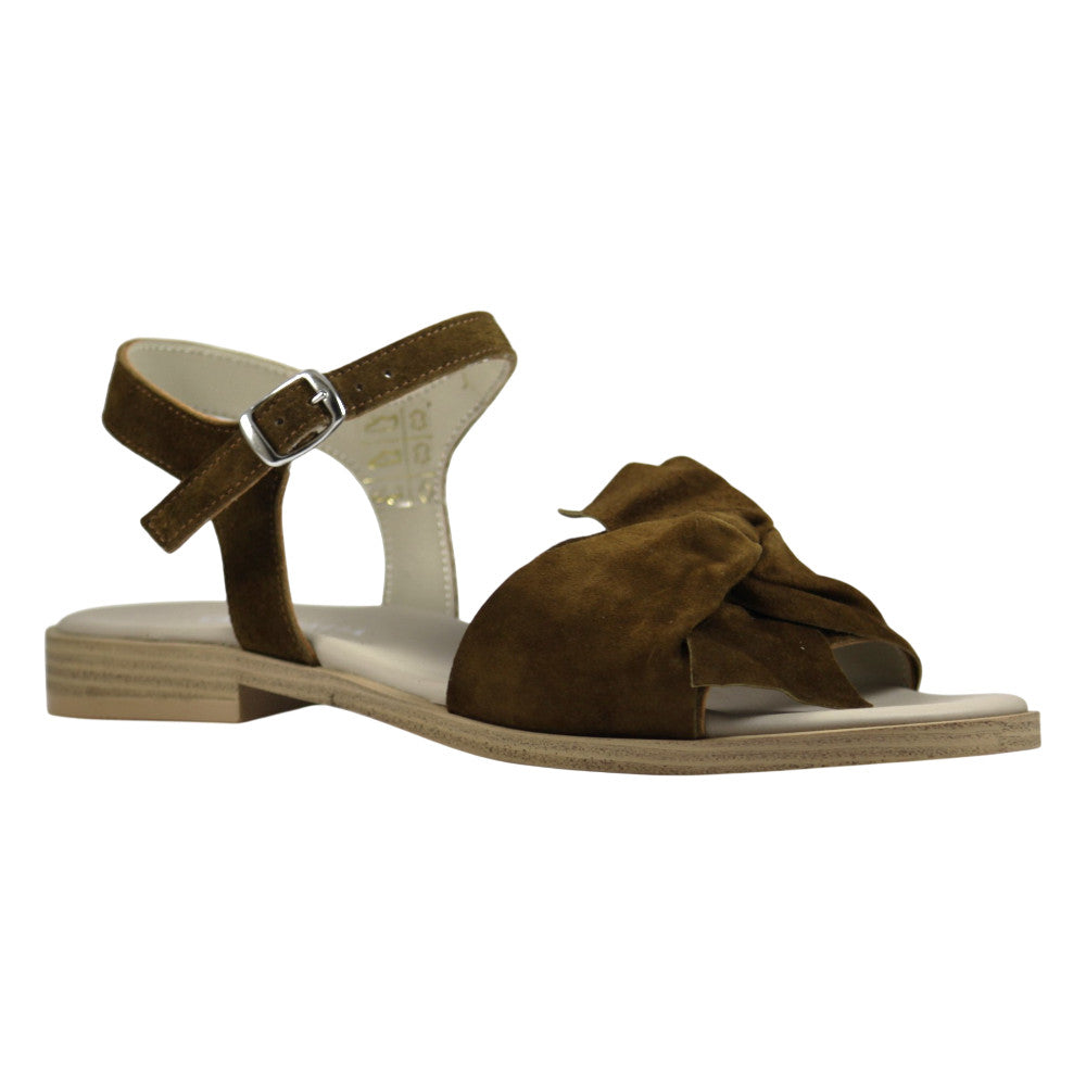 Sandalo flat donna in camoscio tabacco con nodo – vista frontale – Cristhàlia