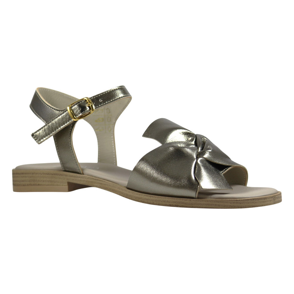 Sandalo flat donna in pelle platino con nodo – vista frontale – Cristhàlia