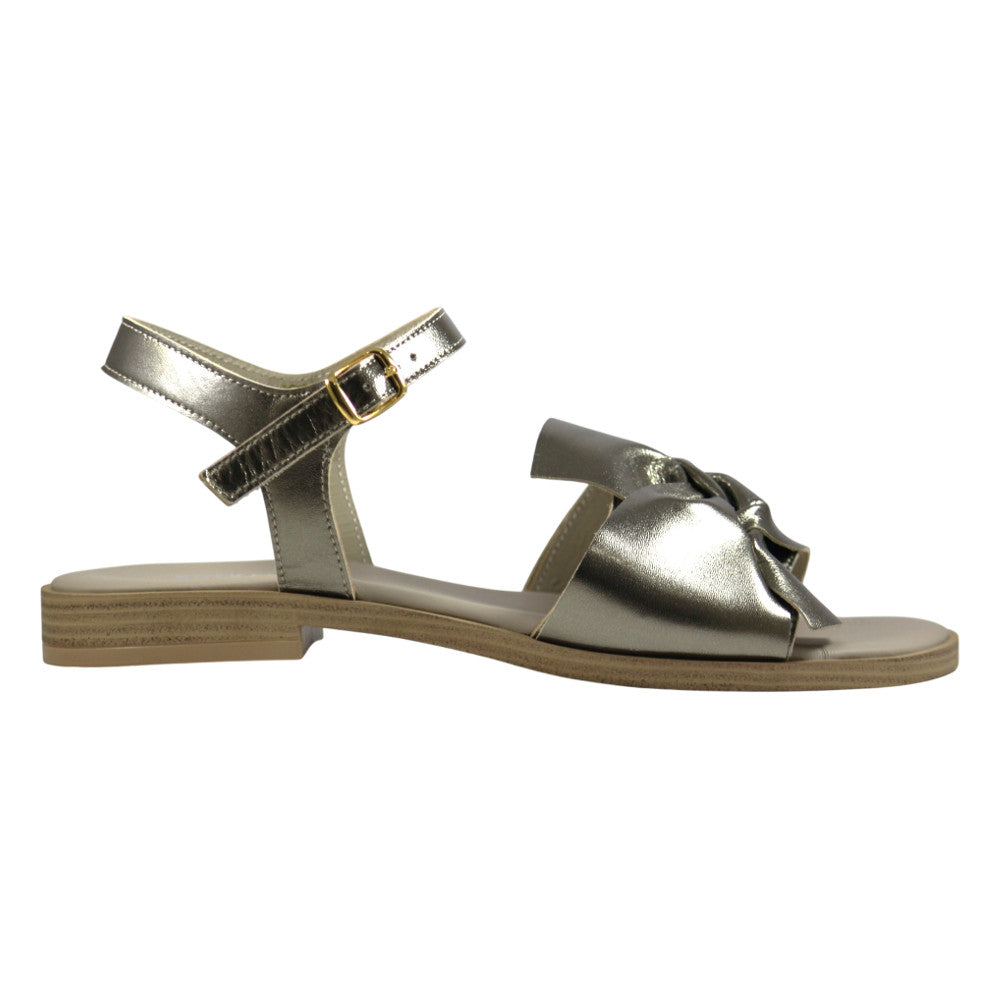 Sandalo flat donna in pelle platino con nodo – vista laterale – Cristhàlia