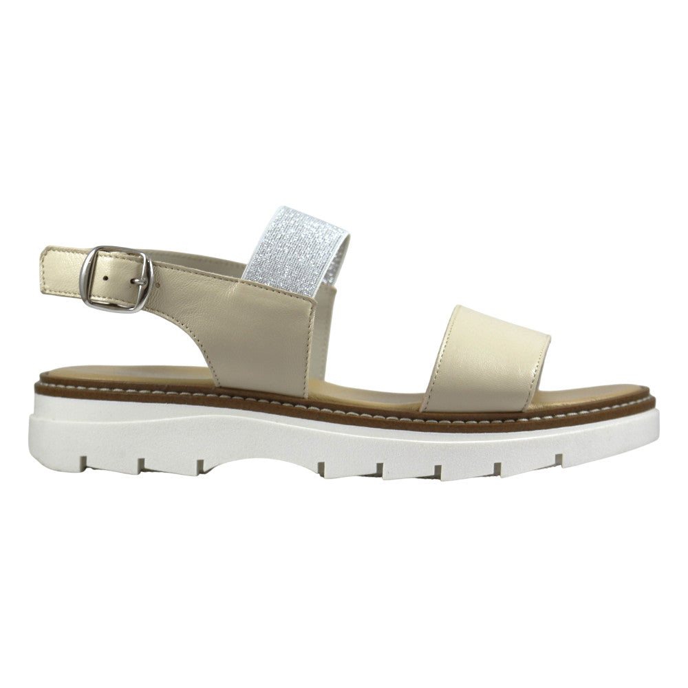 Sandalo donna in pelle beige con fascia glitter argento e suola carrarmato bianca - vista laterale