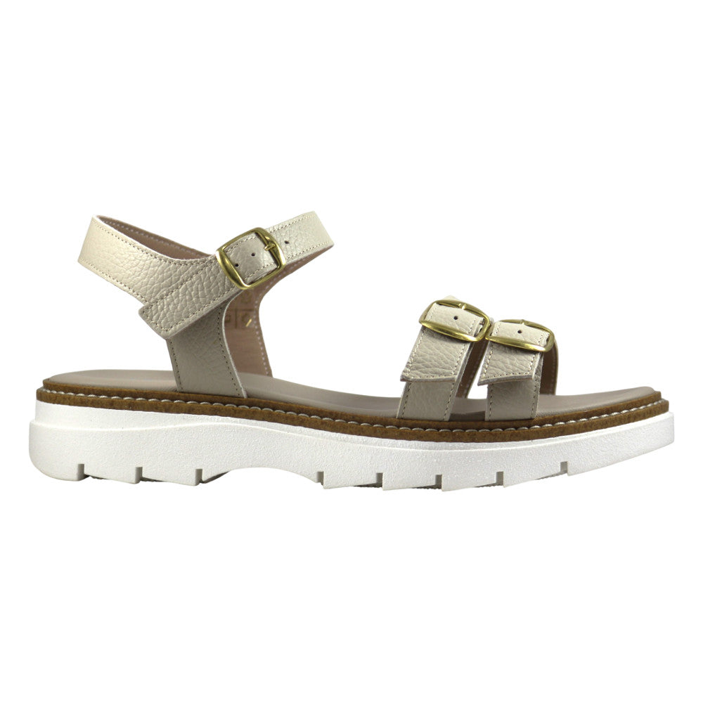 Sandalo donna in pelle beige tortora con doppia fibbia oro oversize e suola carrarmato bianca - vista laterale