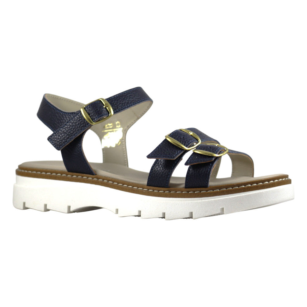 Sandalo donna in pelle martellata blu navy con doppia fibbia oro oversize e suola carrarmato bianca - vista frontale