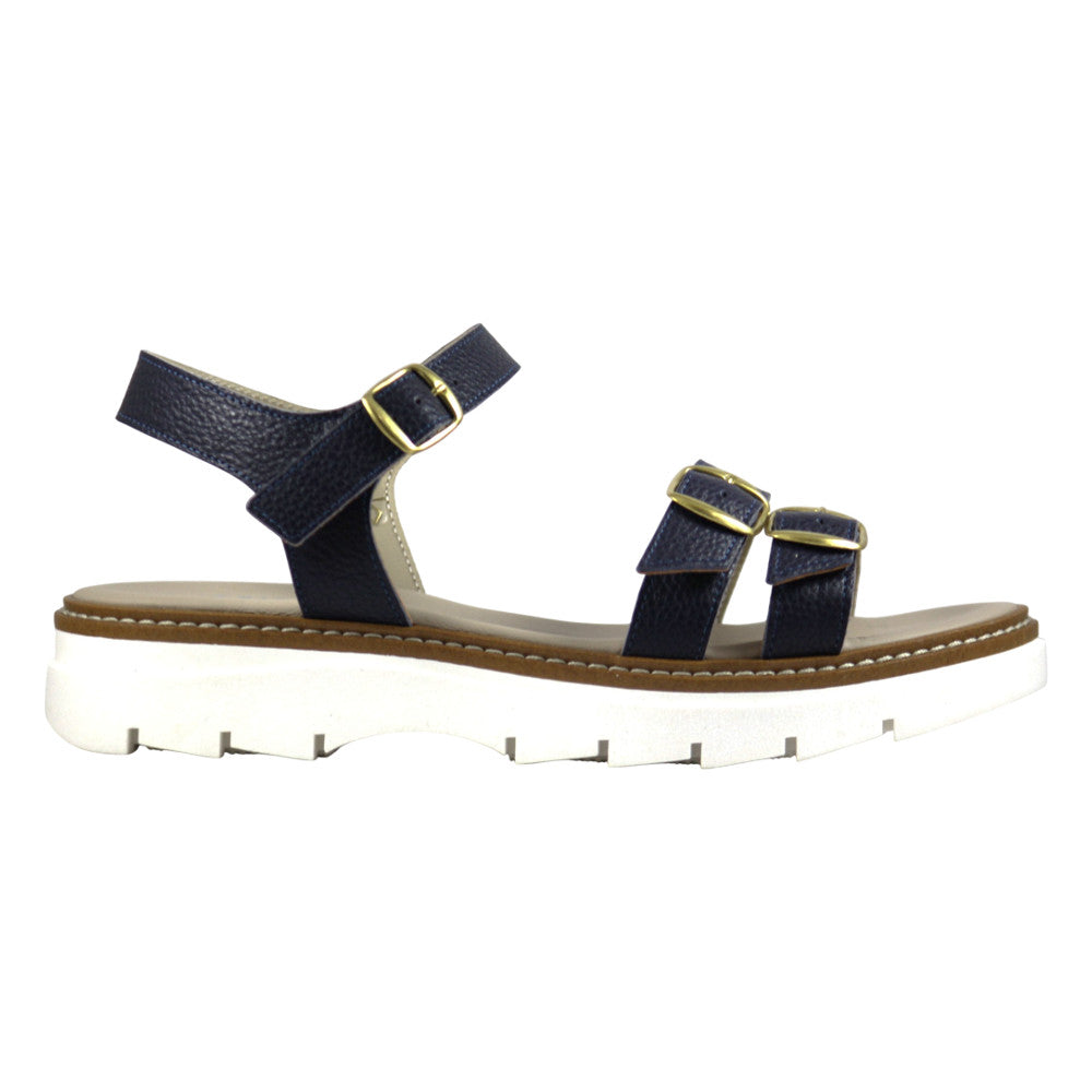 Sandalo donna in pelle martellata blu navy con doppia fibbia oro oversize e suola carrarmato bianca - vista laterale