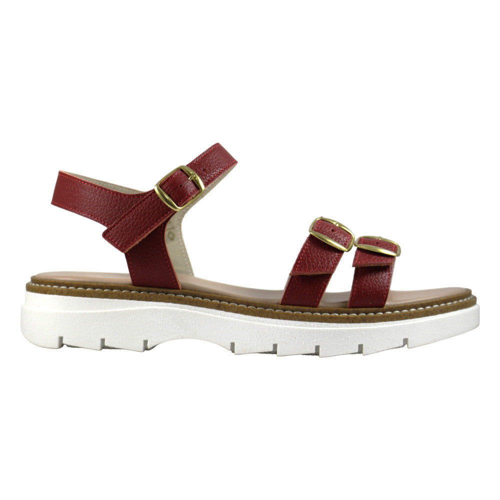 Sandalo donna in pelle martellata rosso bordeaux con doppia fibbia oro oversize e suola carrarmato bianca - vista frontale tre quarti