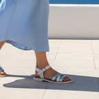 Sandalo Flat con Fasce Incrociate Bianco e Argento